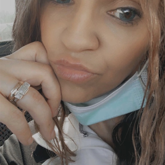 Meet your Posher, Mandi - Picture 1 of 2